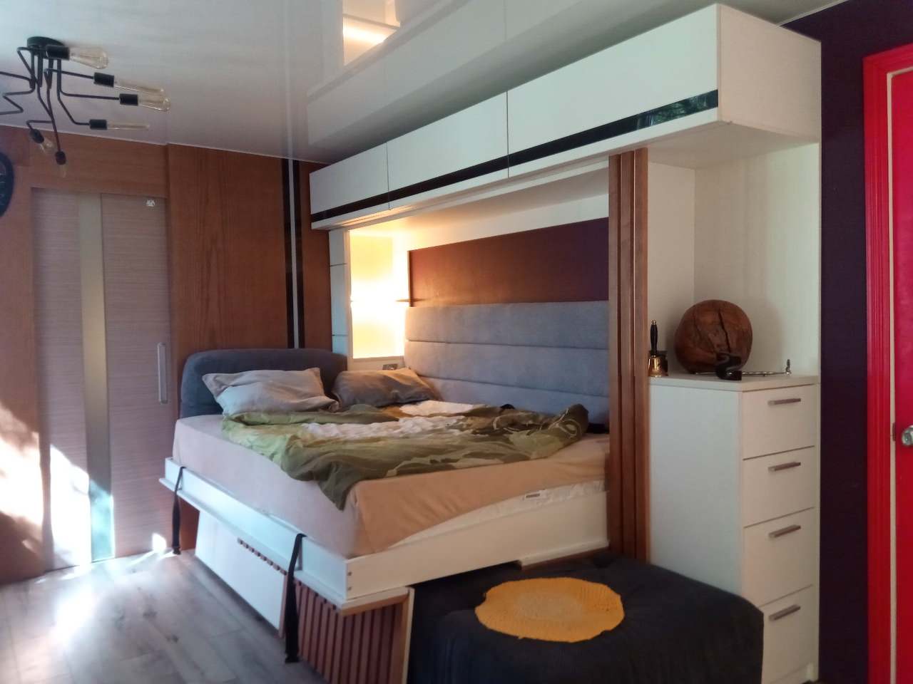 Обложка проекта: шкаф кровать с диваном и  декором из ясеня