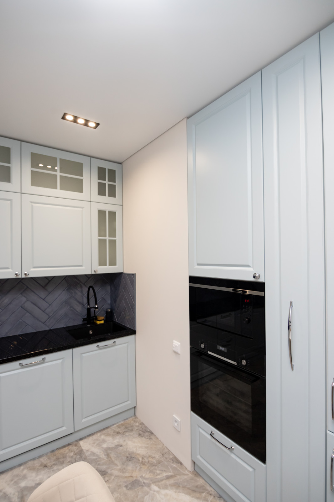 Кухня в серо-голубом цвете с барной стойкой