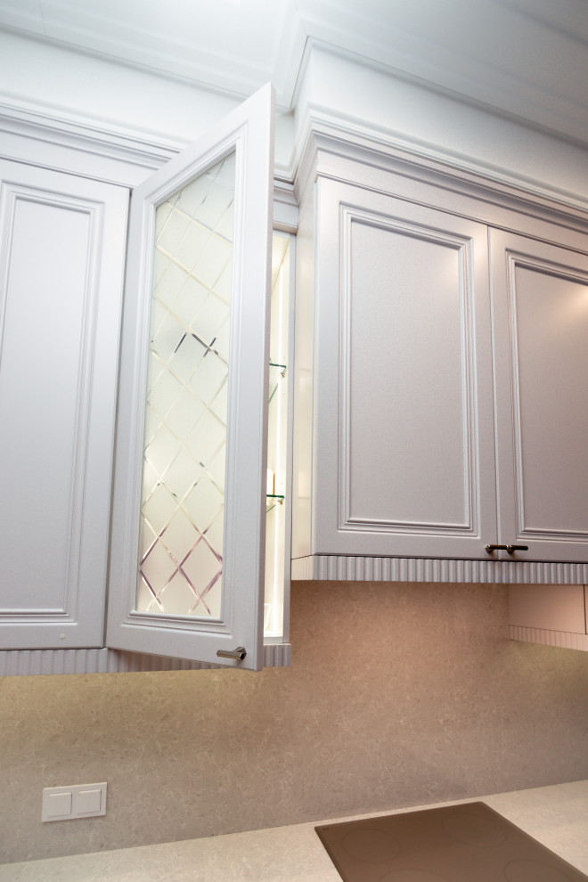 Нежно-серая кухня в неоклассическом стиле