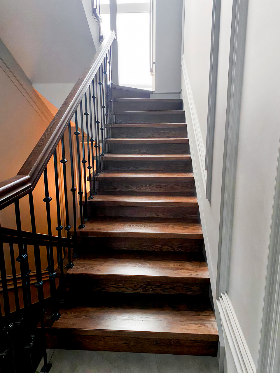 Современная лестница из дуба и металла с подсветкой