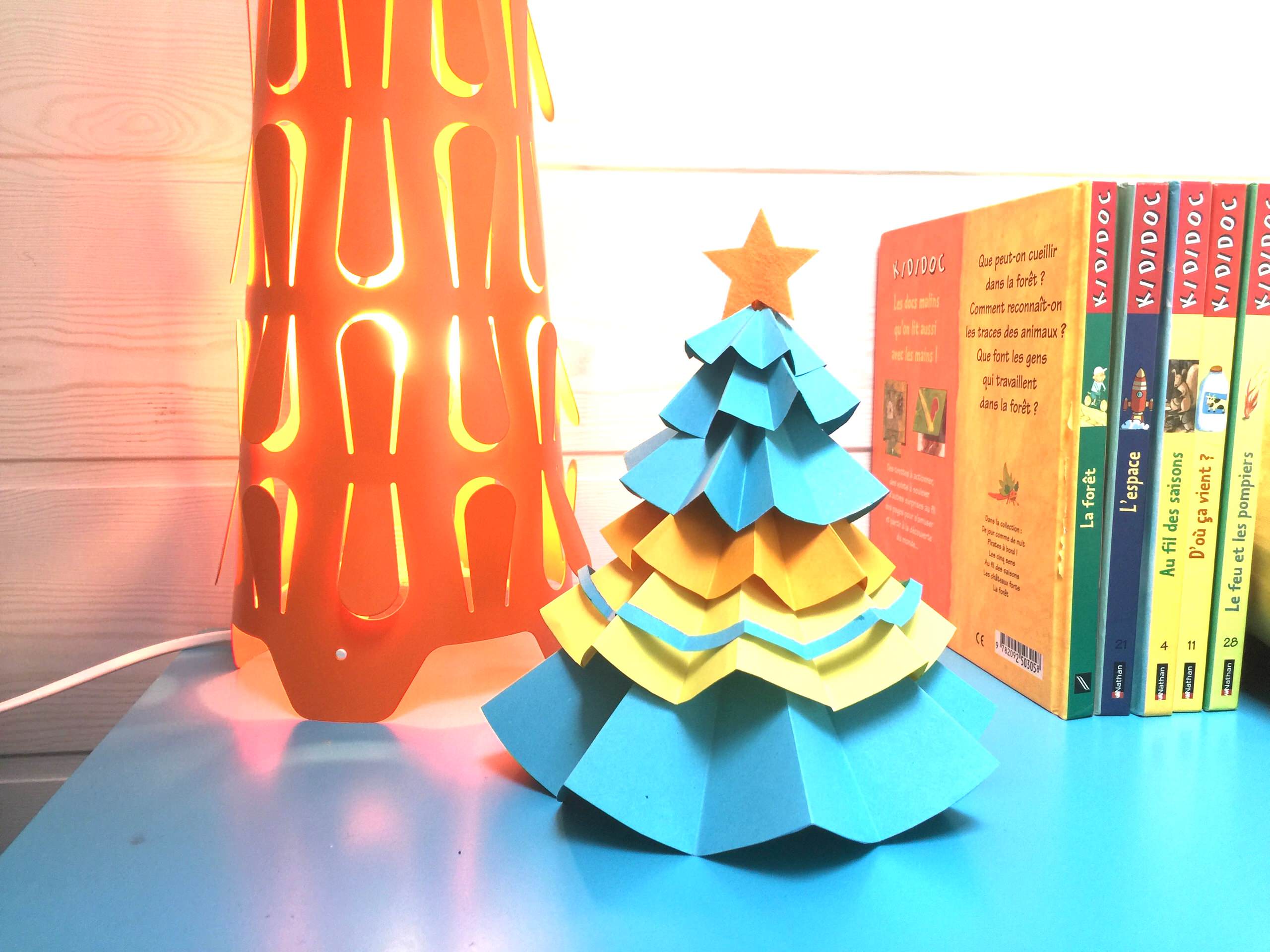 Фотоохота: Ёлки из бумаги, которые можно сделать за час