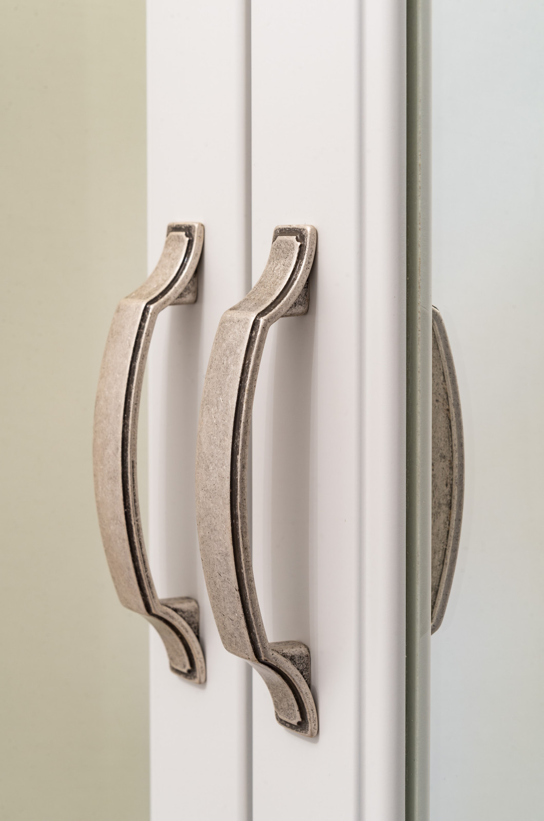 Шкафы и тумбы