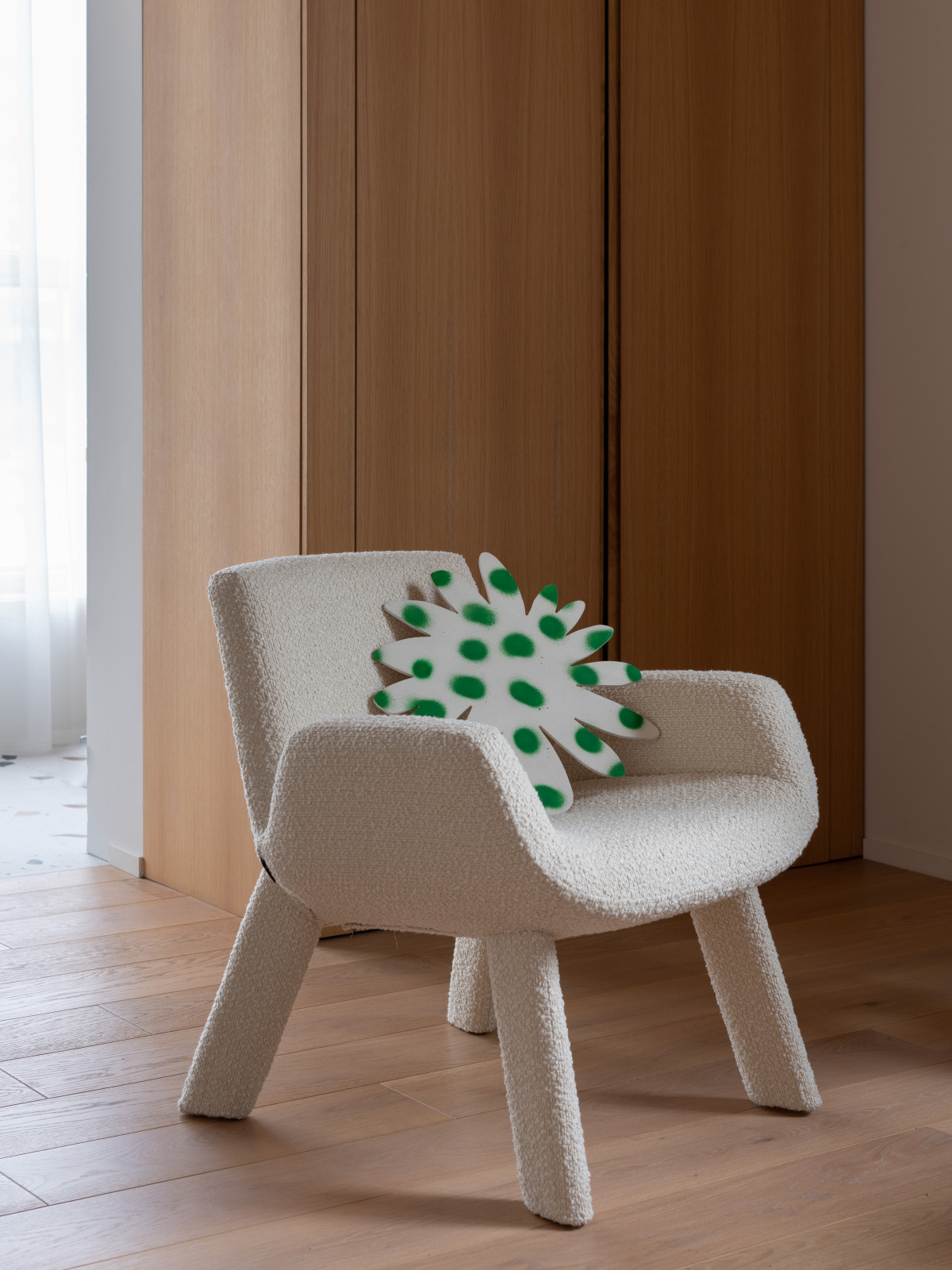 Двухкомнатная квартира с зеленой перегородкой в гостиной