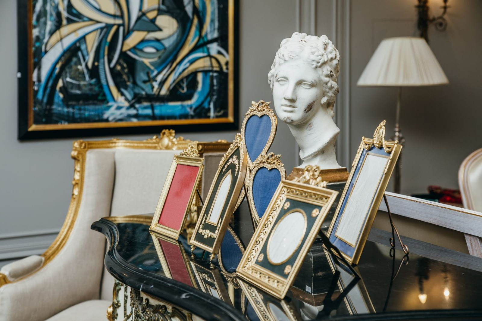 Салон предметов интерьера и антиквариата в Москве