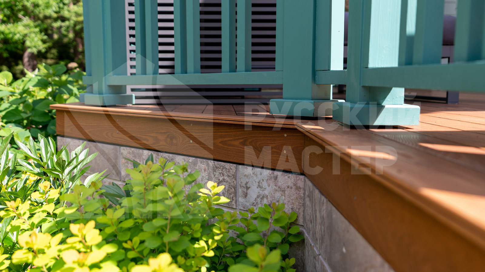 Терраса из термоясеня для загородного дома