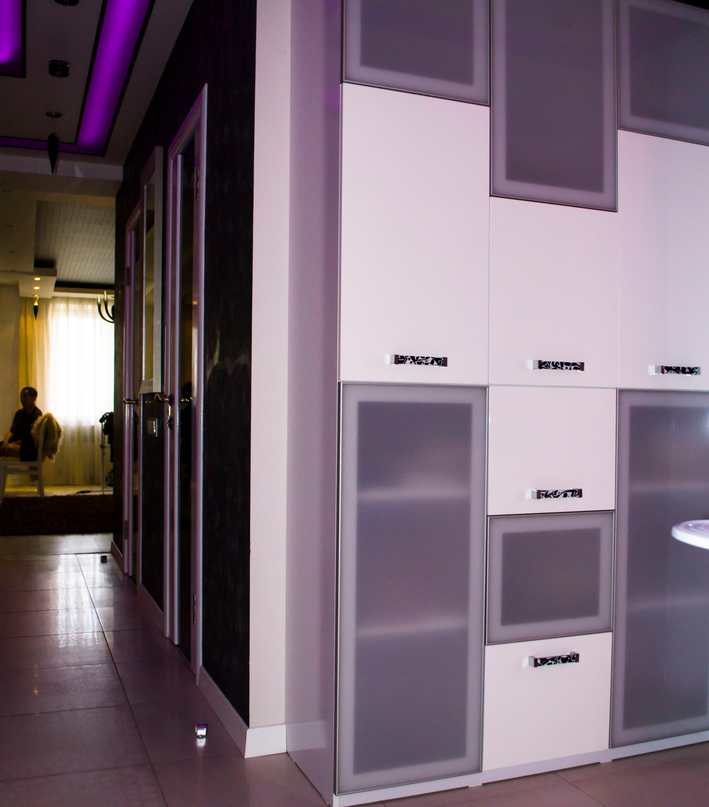 Контрастный дизайн интерьера квартиры