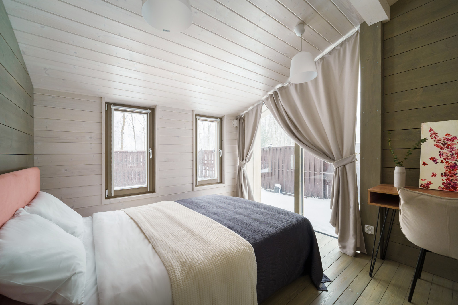 Уютный дом среди берез