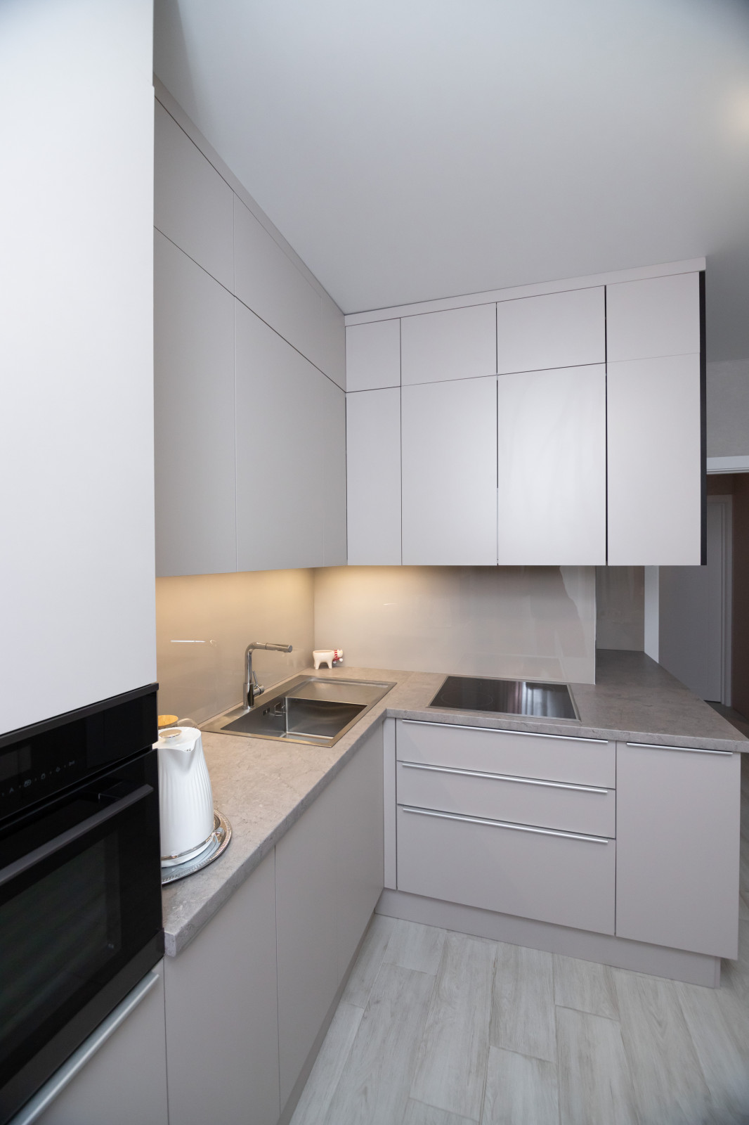 Современная угловая кухня в нежно-сером цвете