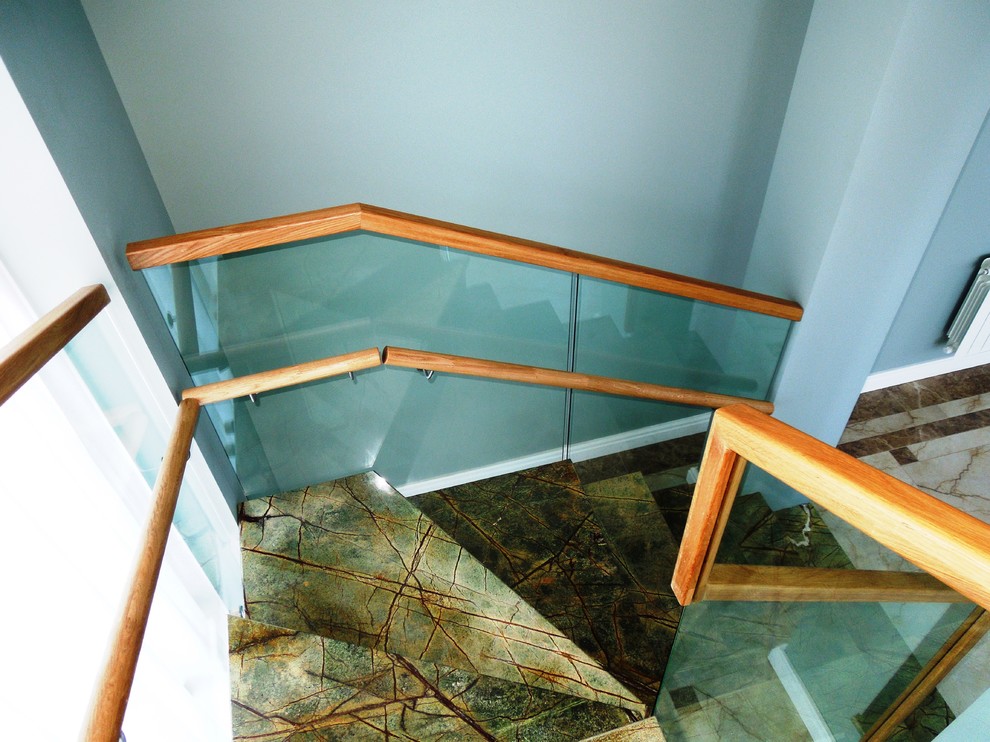 Ограждения из стекла с детским поручнем