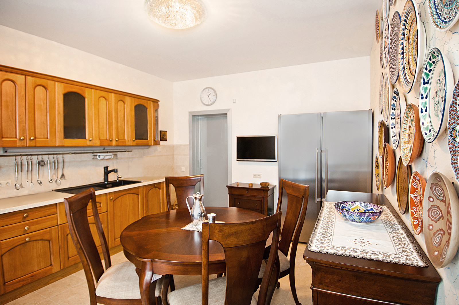 Стена с тарелочками в уютной кухне