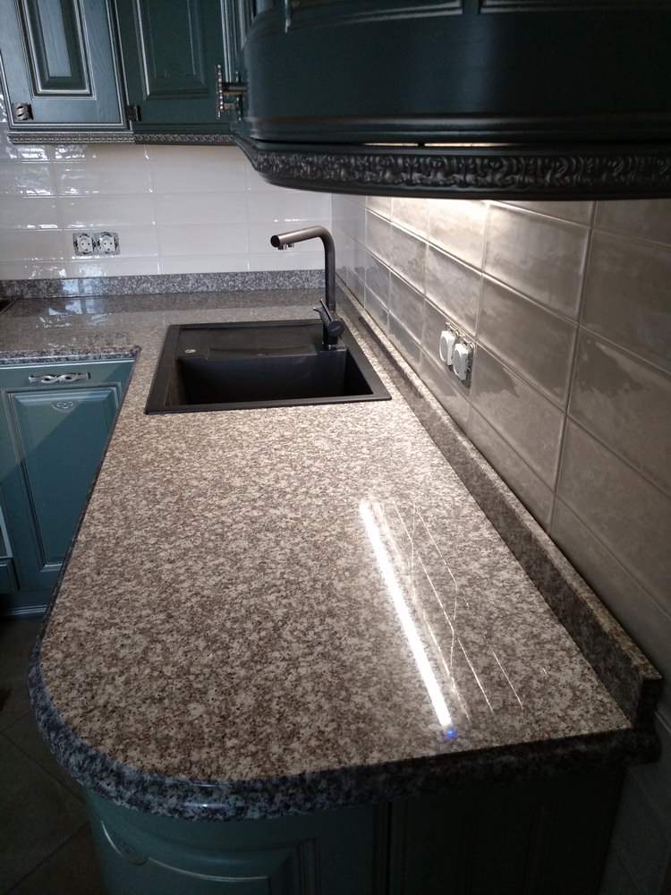Кухонная столешница из натурального камня.