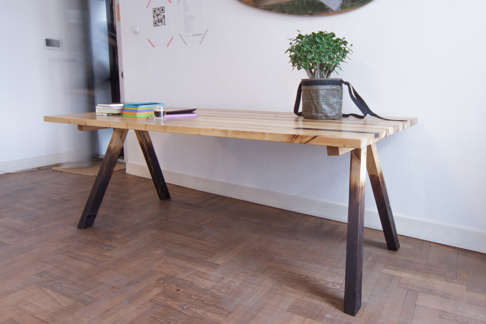 Рабочий стол из разных видов старого дерева