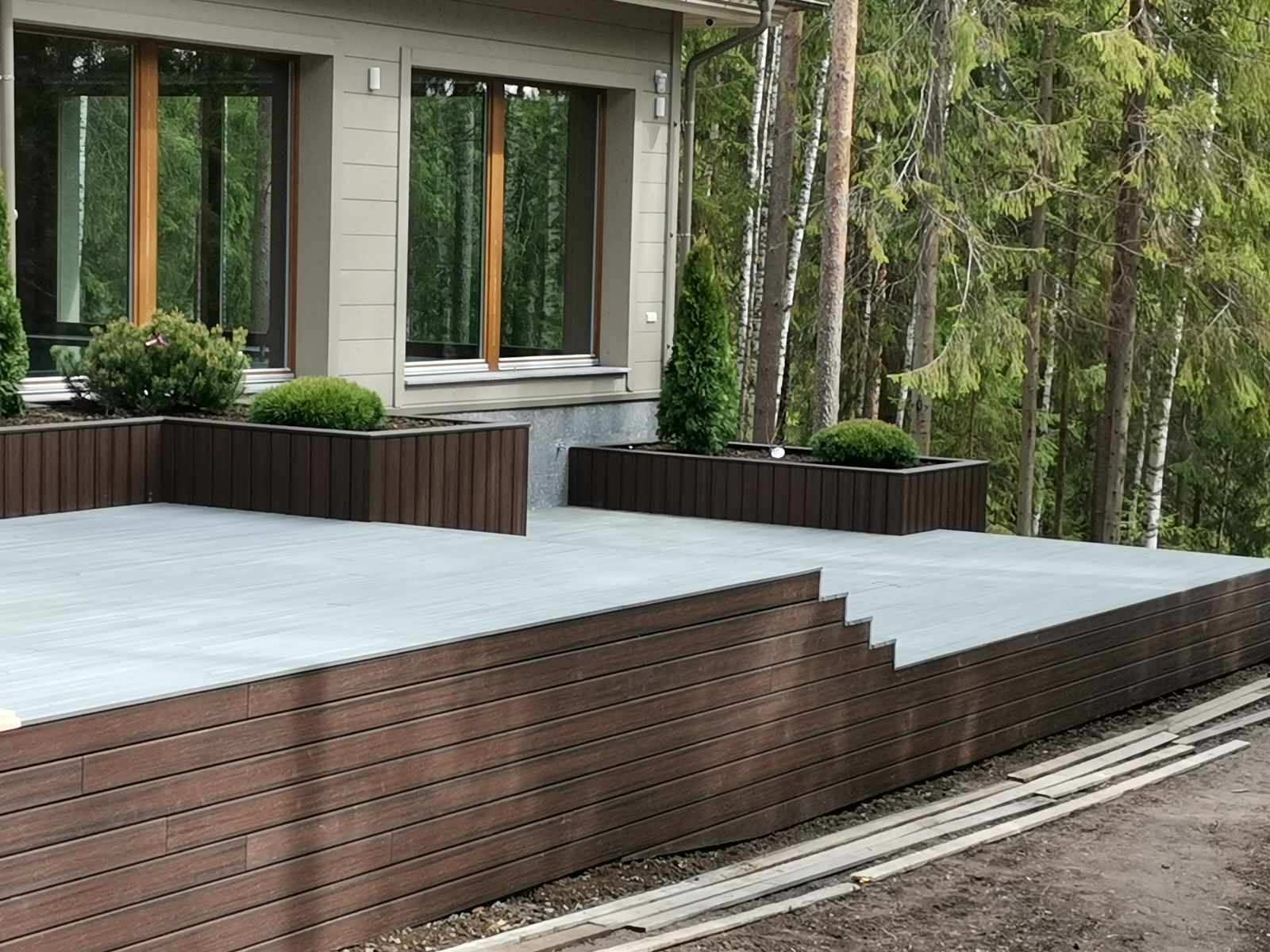 Террасы у дома в лесу