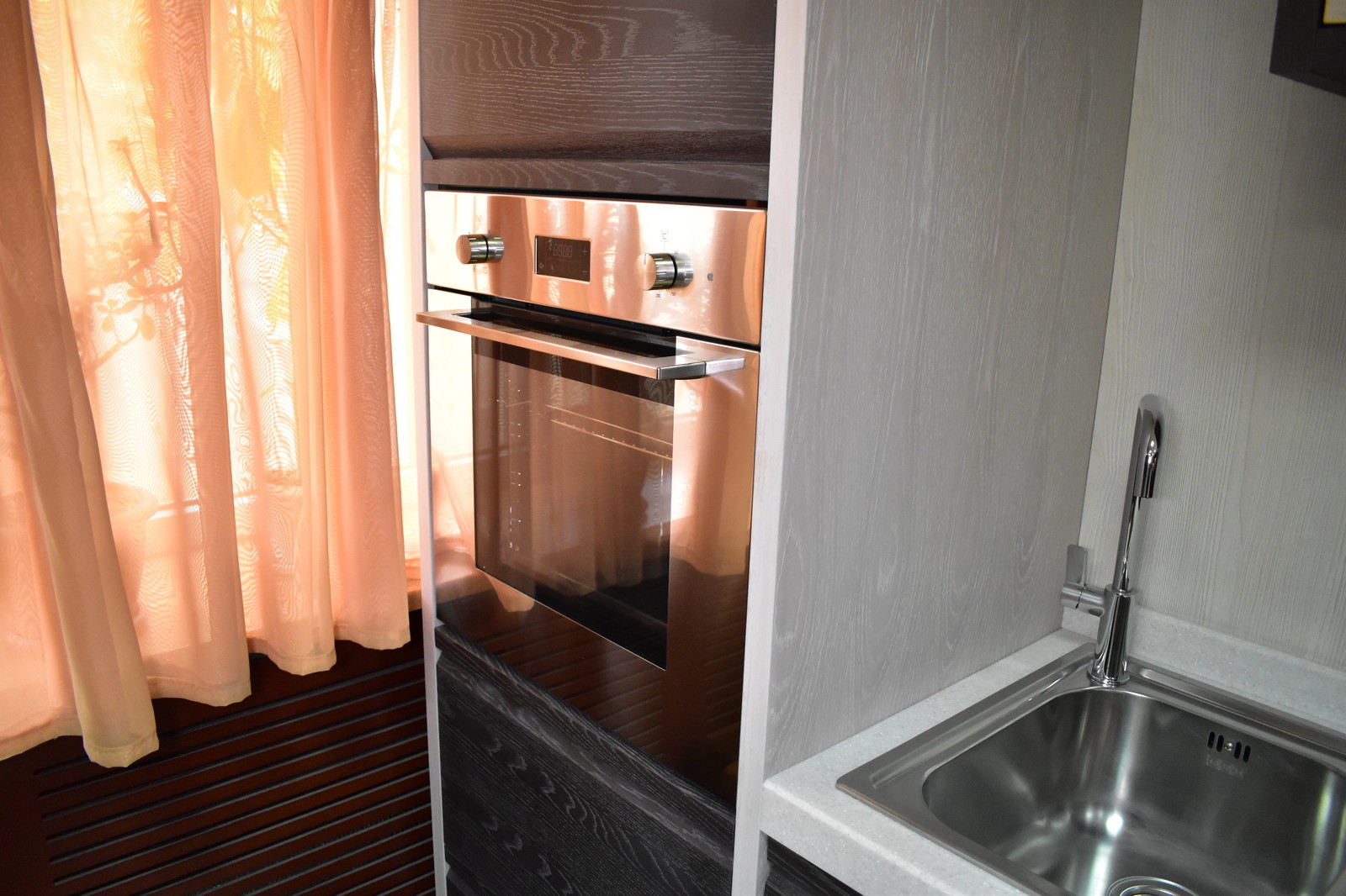 Кухня Пиано с интегрированной ручкой в фасад. Материал шпонированный МДФ