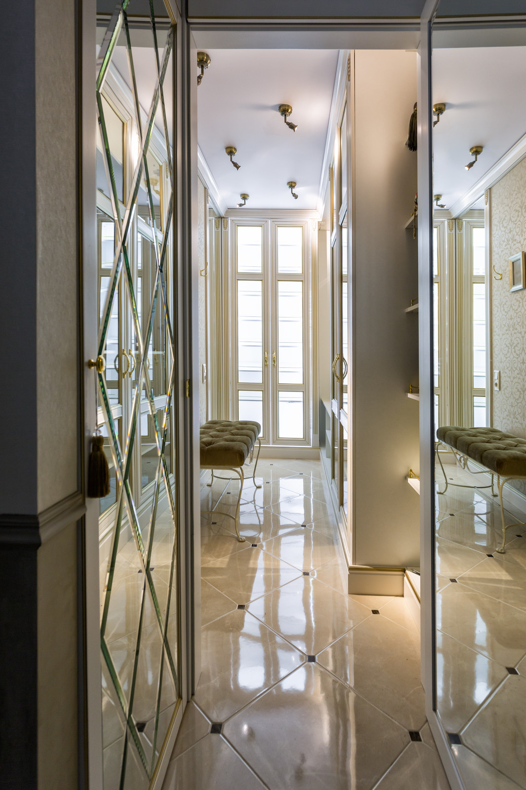 Квартира с зелёной кухней и романтичной ванной