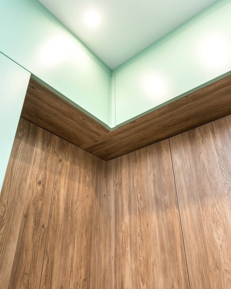 Маленькая угловая кухня мятного цвета для студии