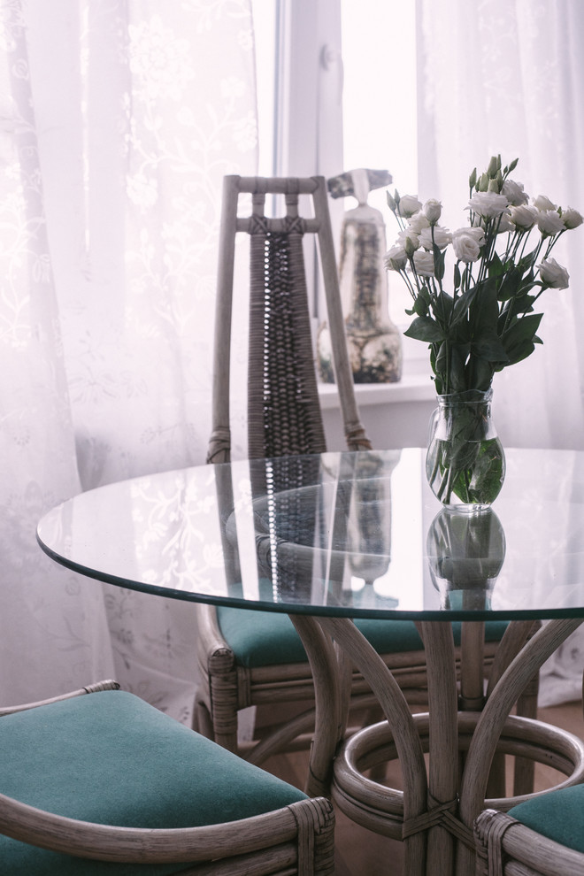 Перепланировка квартиры с радиальной фасадной стеной, авторская мозаика.