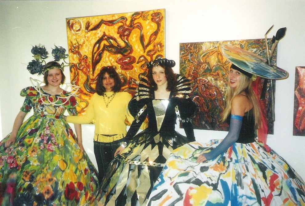 На фоне картин Лики Волчек