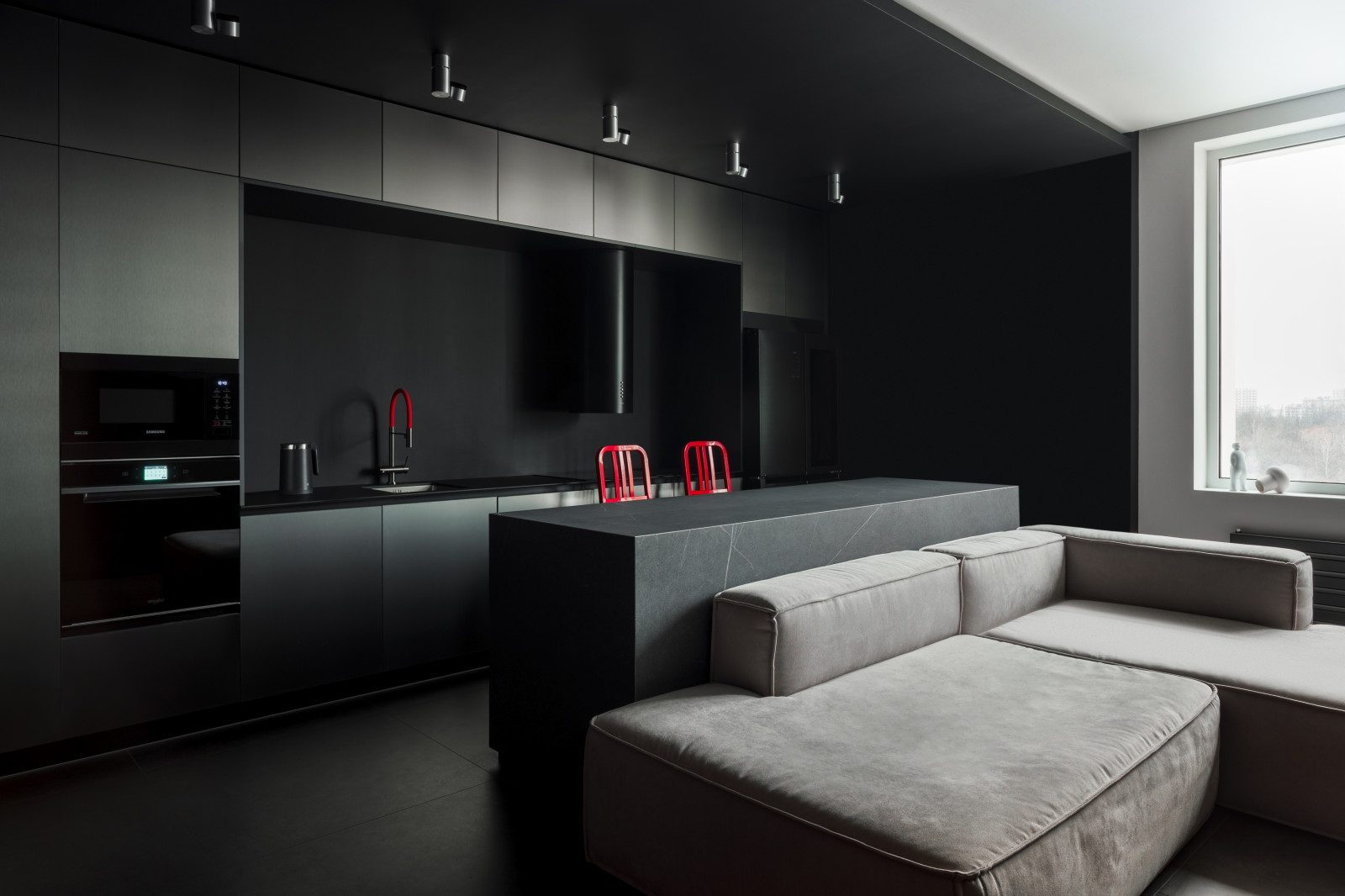 Houzz тур: 50 кв.м — чёрный интерьер с алыми акцентами