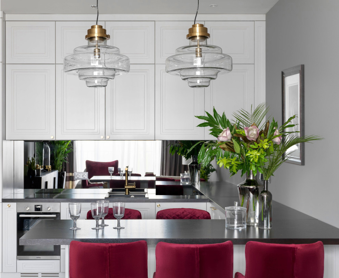 Серые стены и капля бургундского