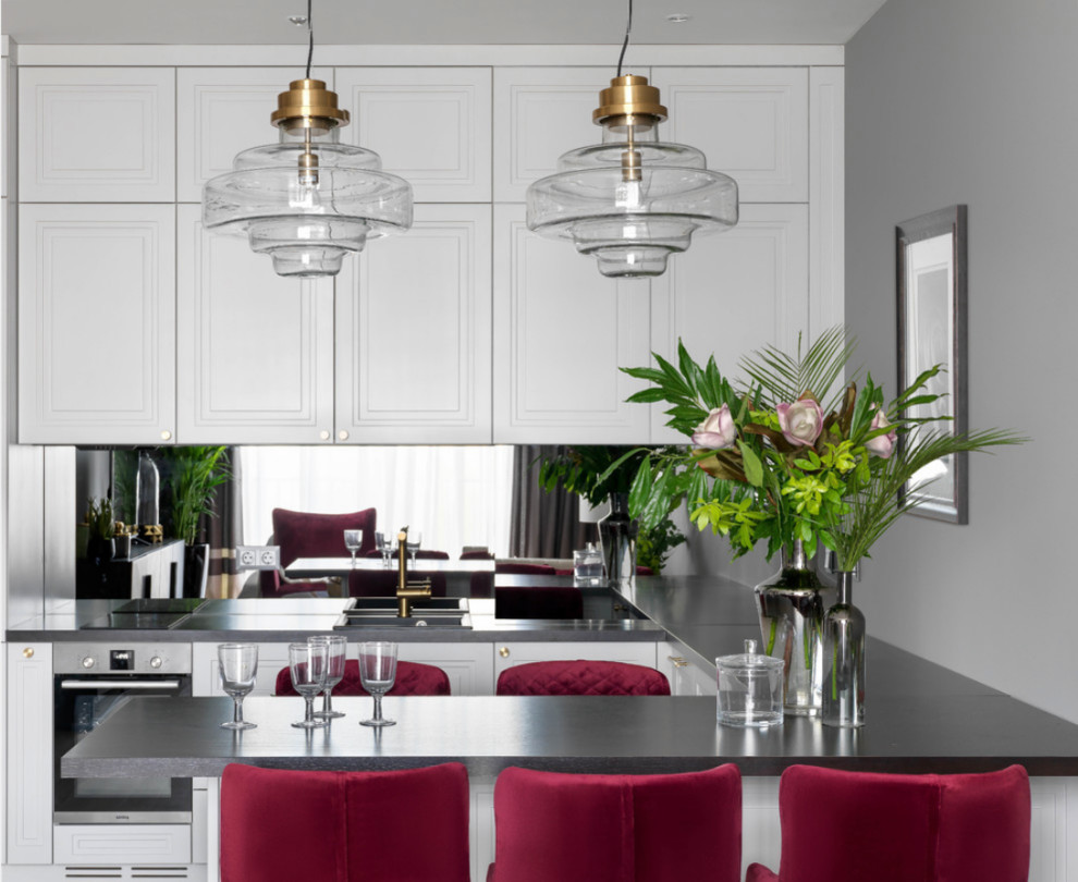 Серые стены и капля бургундского