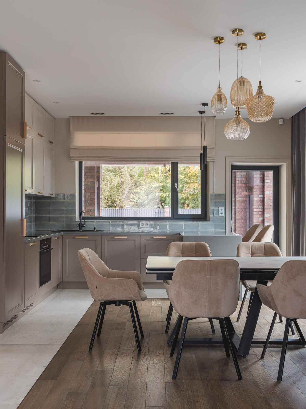 Кухня-гостиная с камином в коттедже Малая Царевщина