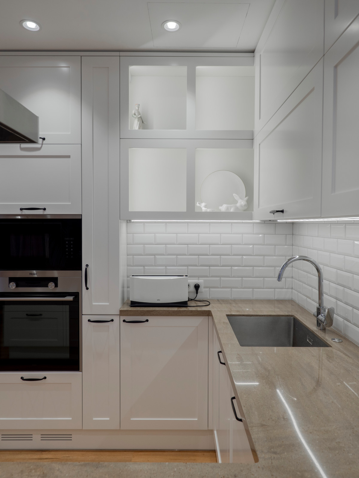 Стильная неоклассическая кухне в белом цвете