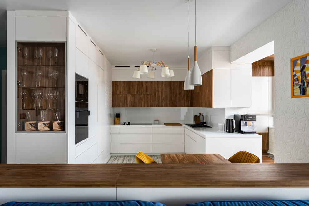 Белая кухня на которой есть газ