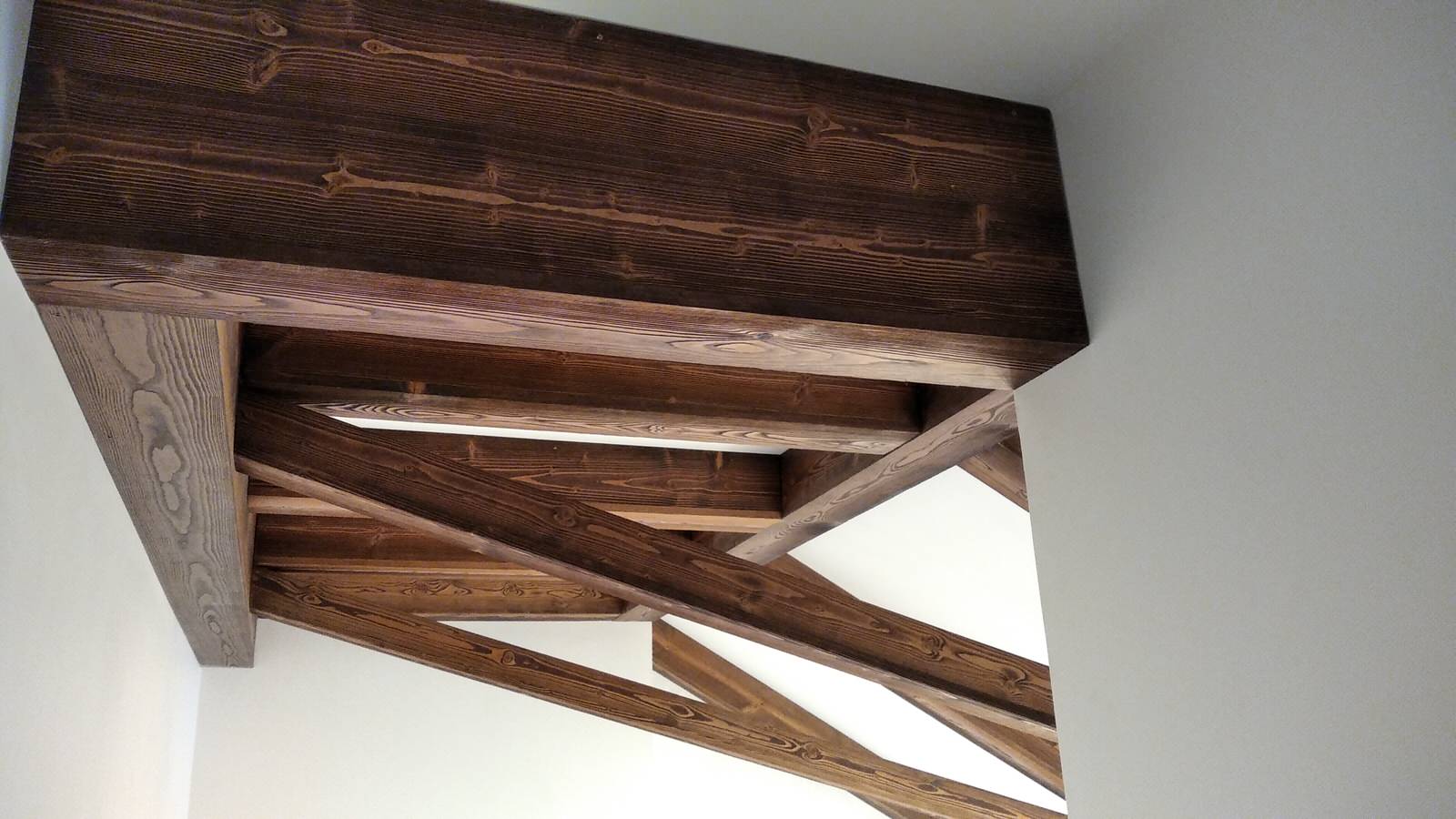 Декоративные балки из лиственницы в двухэтажной квартире в центре Москвы