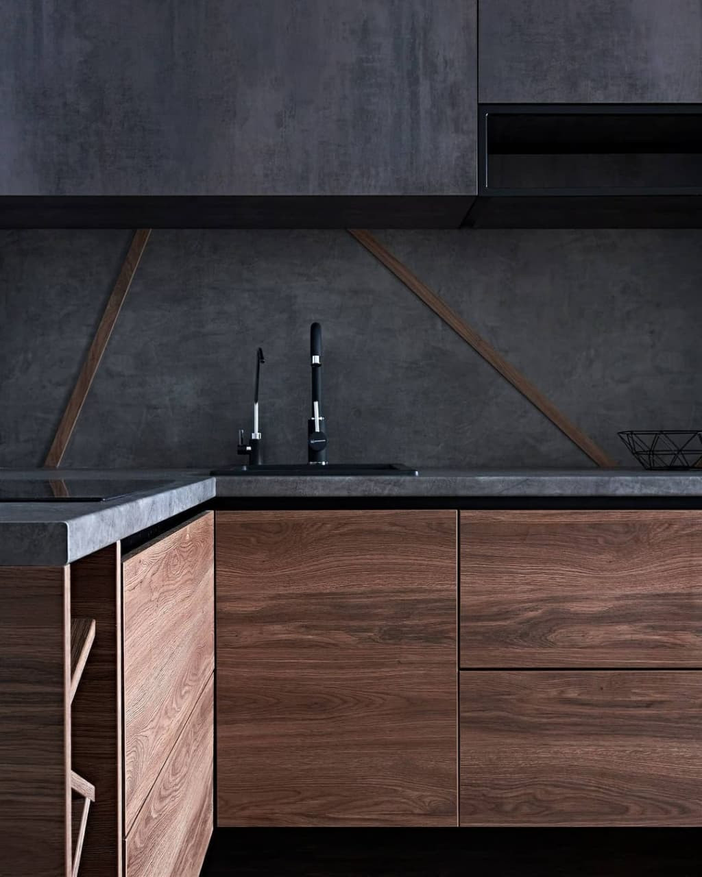 Черная угловая кухня в стиле лофт с фасадами под металл и под дерево