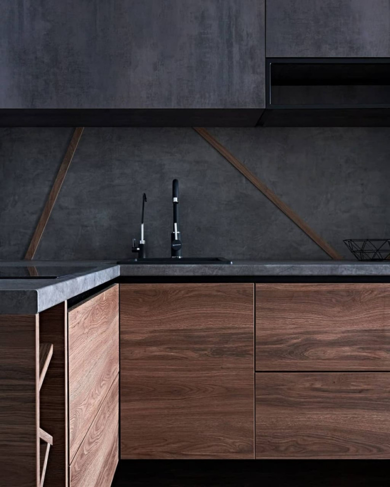 Черная угловая кухня в стиле лофт с фасадами под металл и под дерево
