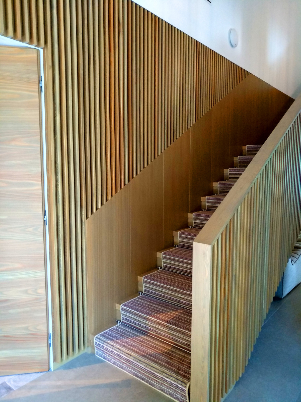 Лестница из массива лиственницы