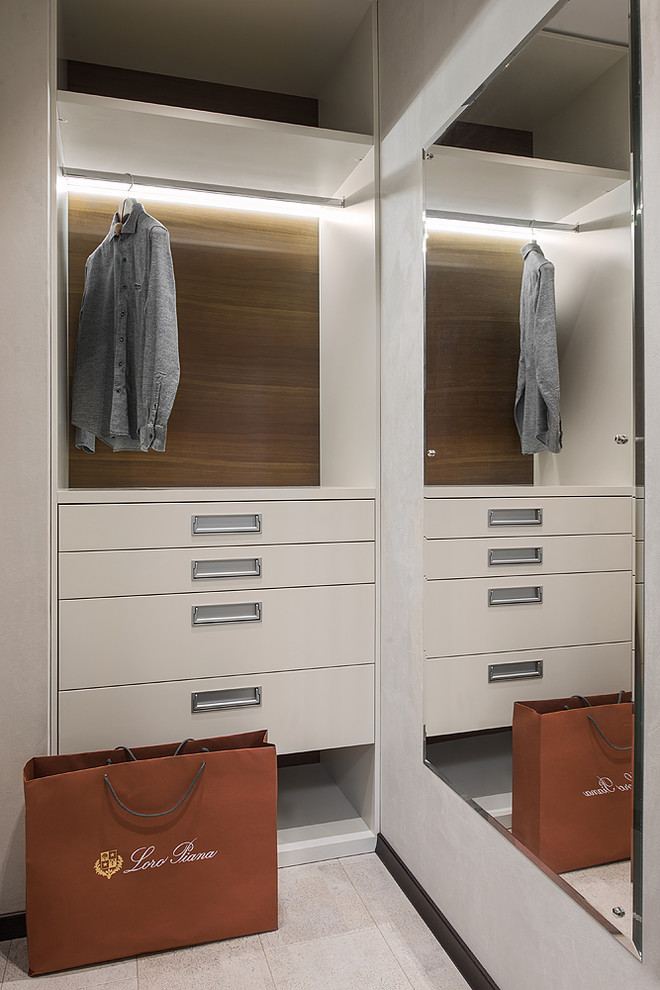 Современная квартира в Санкт-Петербурге с видом на озеро.