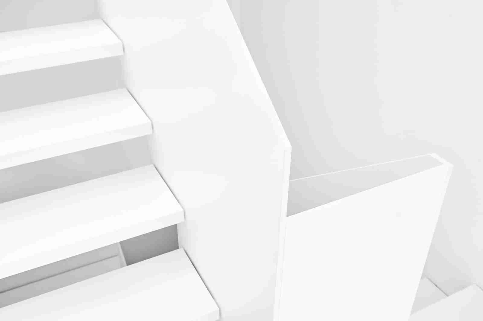 Лестиница с наружной тетивой из HPL-панелей в белом цвете