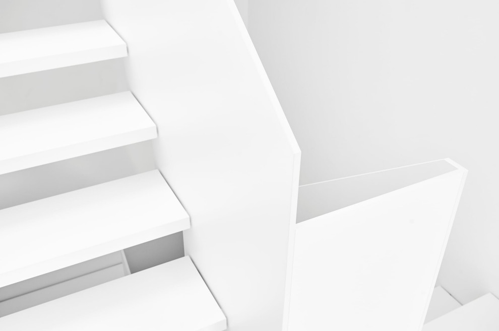 Лестиница с наружной тетивой из HPL-панелей в белом цвете