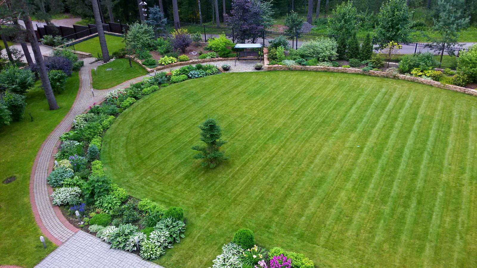 Центральный газон. Вид с верхнего этажа дома.