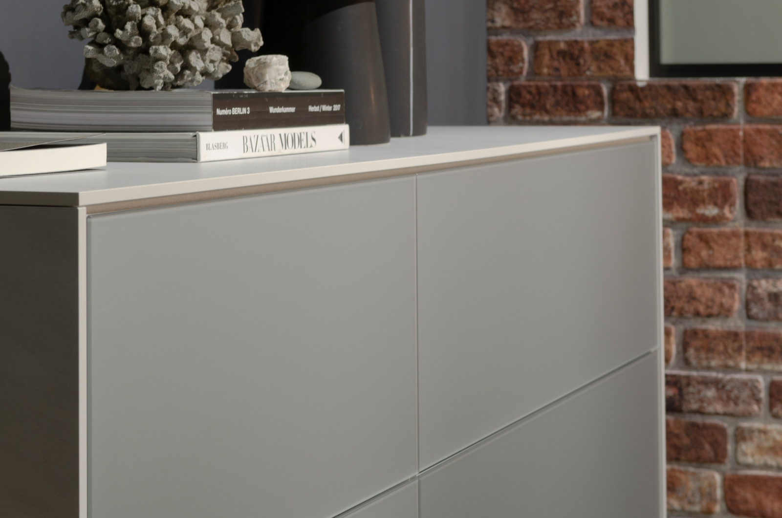 Серый комод raumplus с выставки IMM Cologne 2020