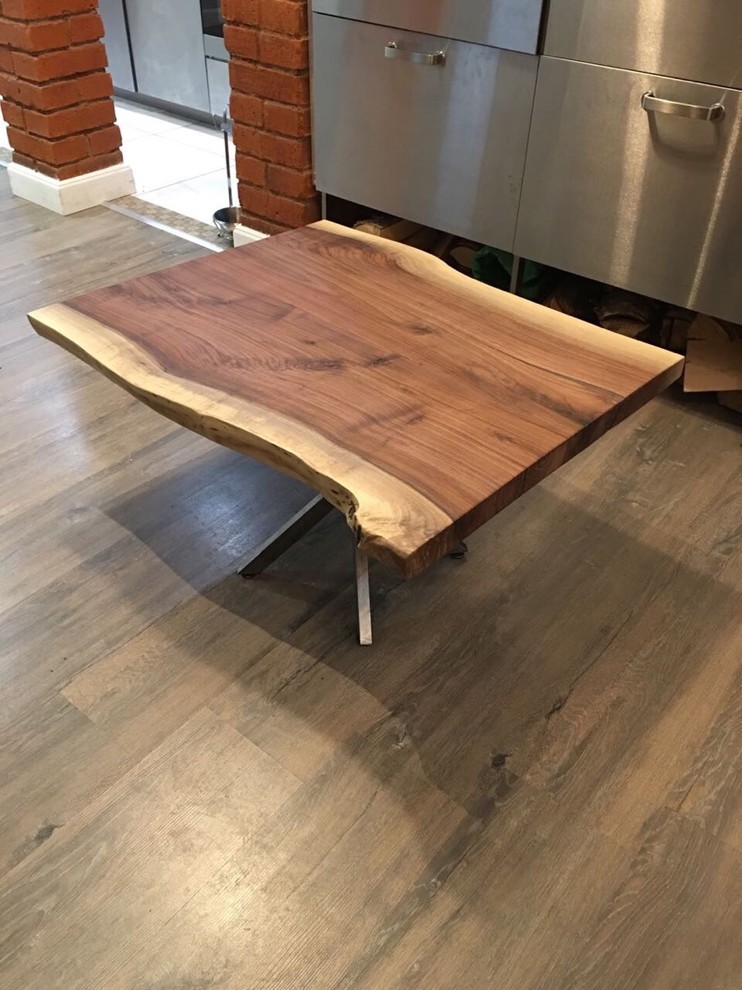 Журнальный столик из американского ореха