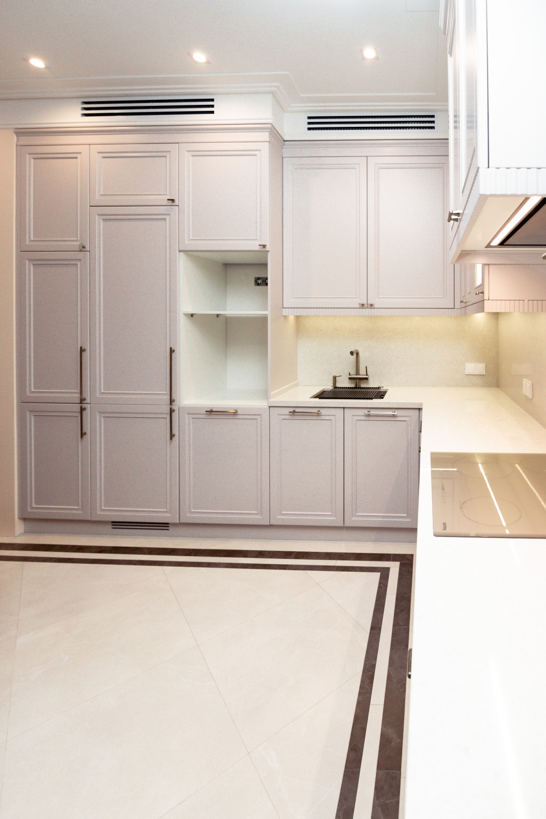 Нежно-серая кухня в неоклассическом стиле