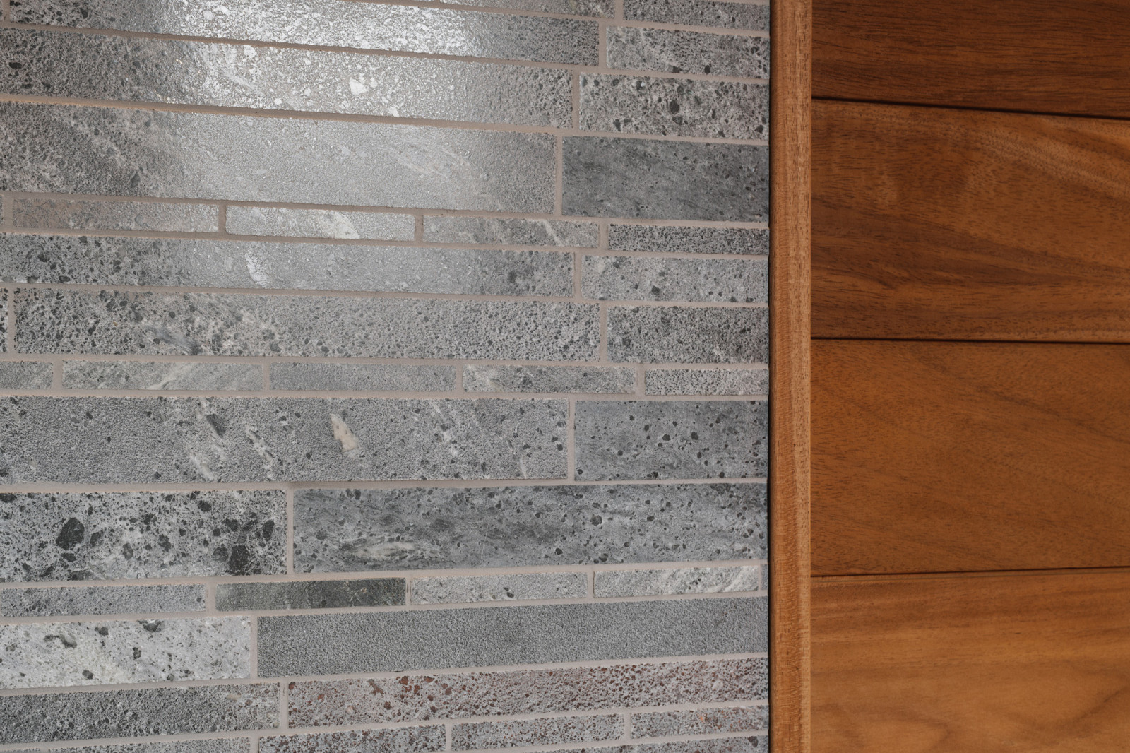 Сопряжение камня и вагонки.