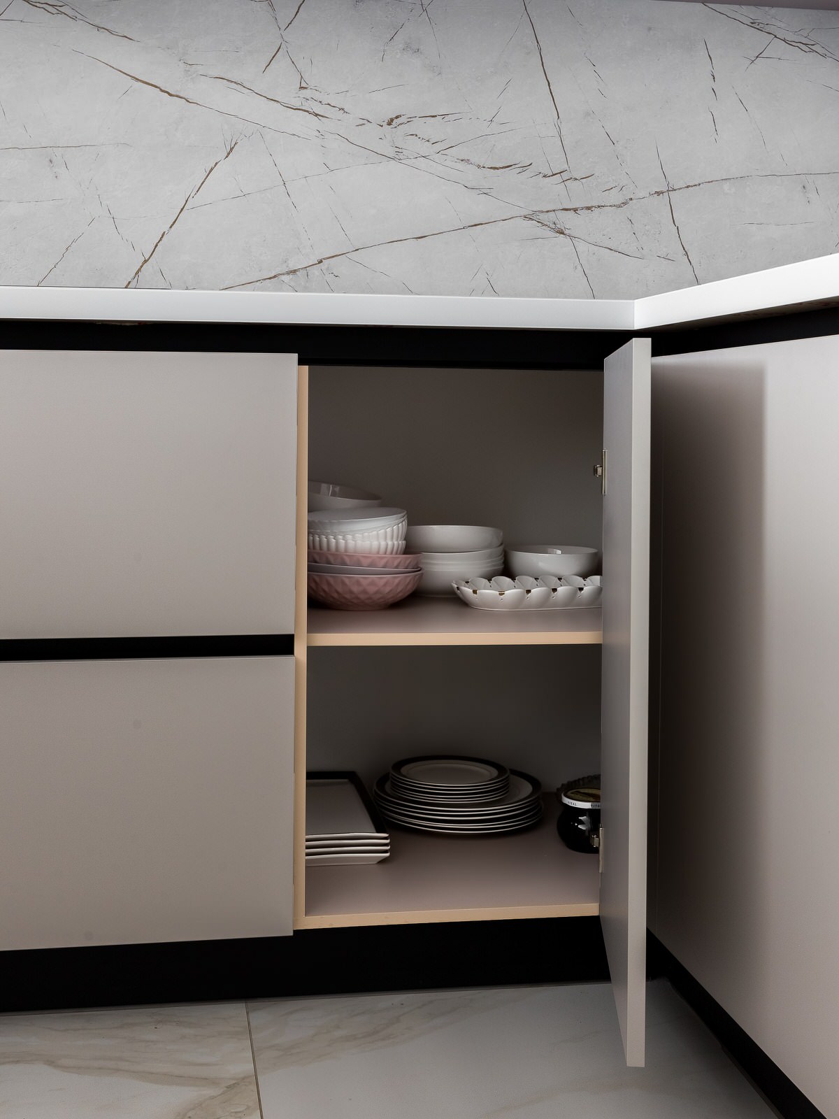 Угловая кухня-гостиная с барной в ЖК Матч Поинт