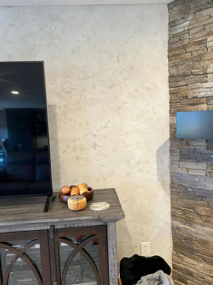 Сочетание фактурной штукатурки и декоративного камня: акцент в интерьере, которы