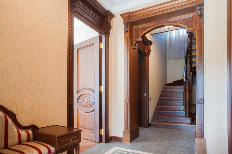 Холл в частном доме. Первый этаж.