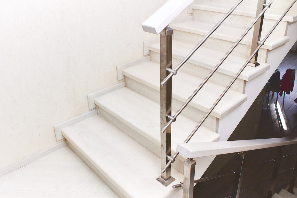 Лестница с нержавеющим ограждением