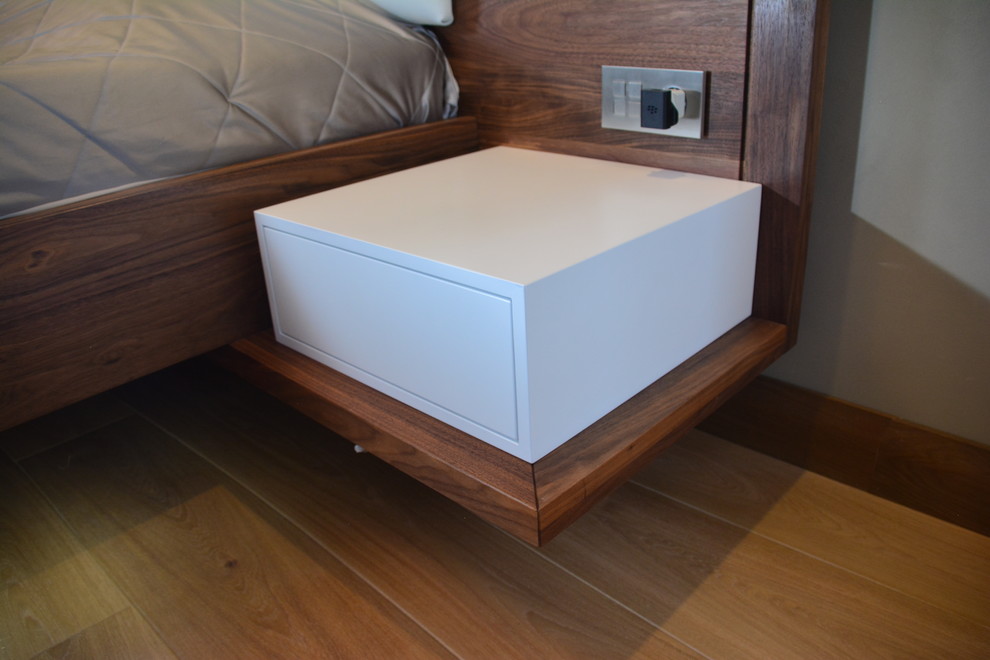 прикроватная тумбочка, открывание нажатием, с внутренней подсветкой