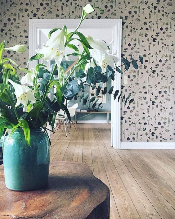 Шведские обои с полевыми цветами в интерьере