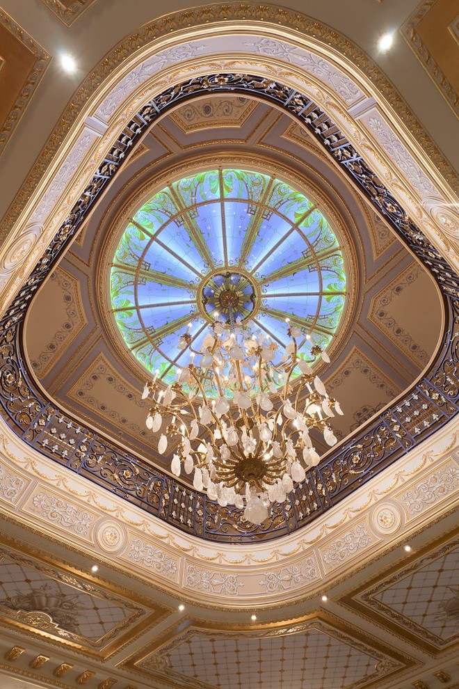 Главный холл загородного дома