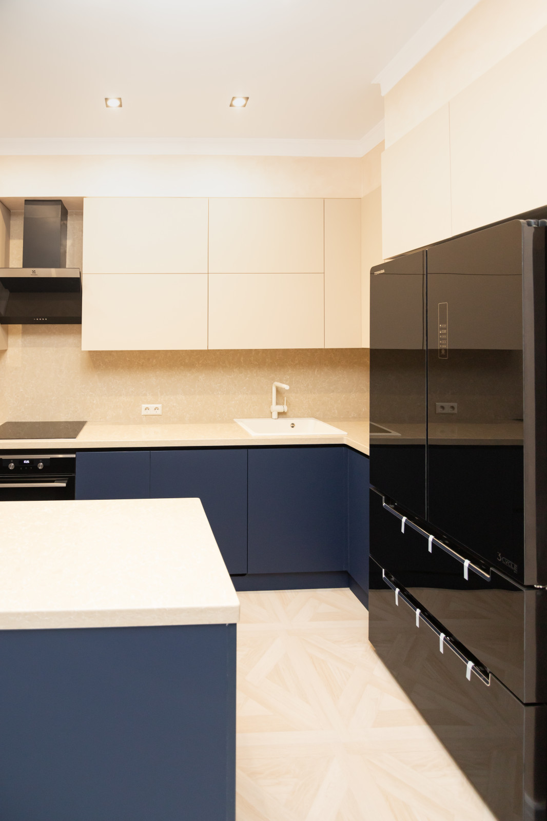 Бело-синяя кухня в современном стиле