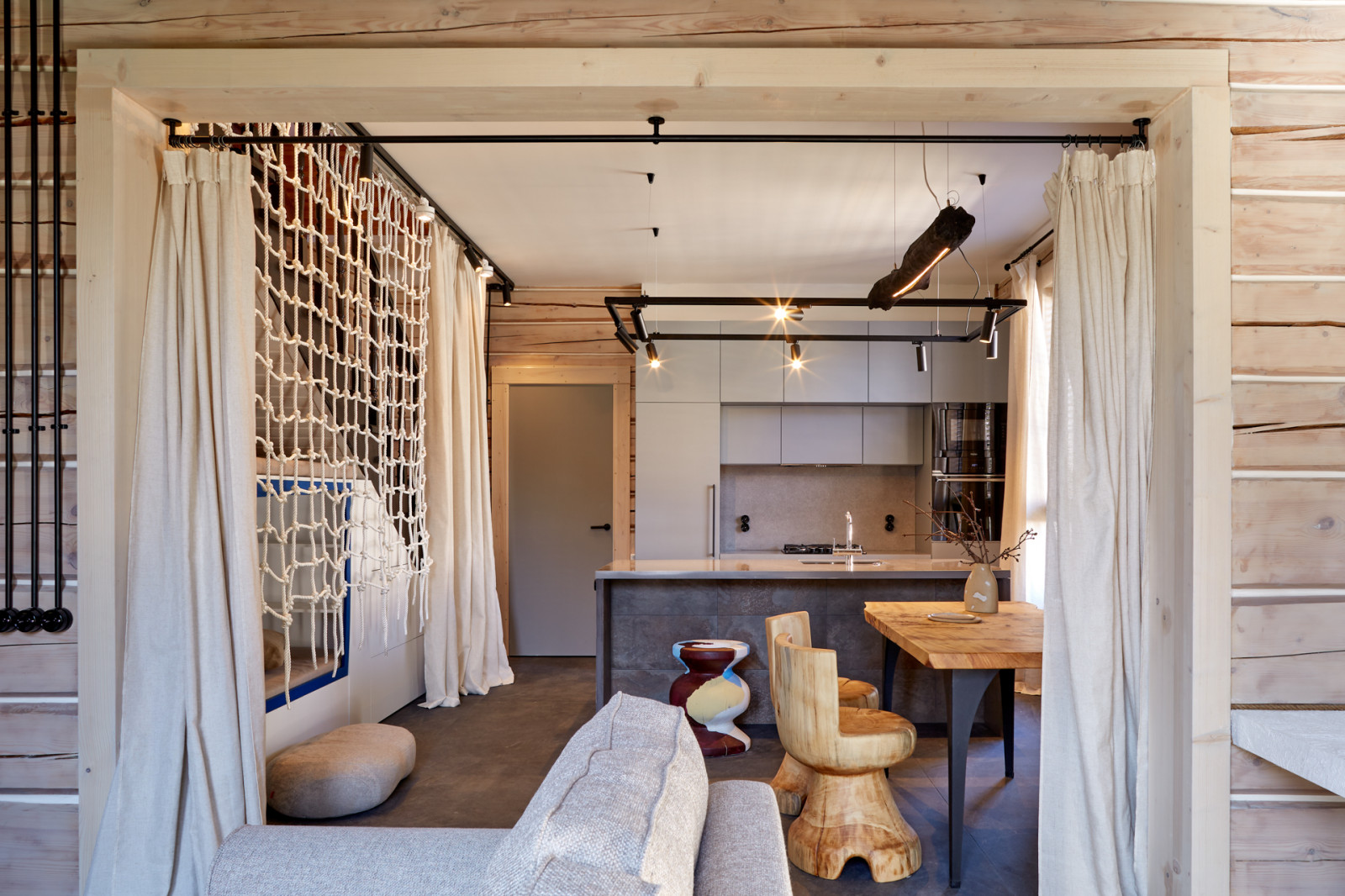 Кухня-гостиная с двухъярусной детской