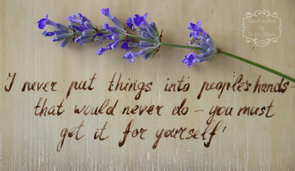 Рисунки в авторской технике на дубовой доске. "Алиса в зазеркалье", сюжеты Д. Тэ